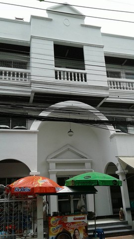 The 3-storey commercial building for rent in Ekamai area 